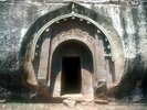 Entrée de la grotte Lomâ-rishi