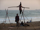 Sur le bord de mer de Vizag, des saltimbanques